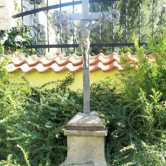 Kříž v uličce za kostelem ve Vrbně nad Lesy