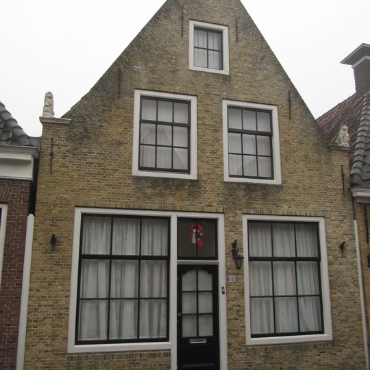 Pand onder zadeldak tegen gepleisterde topgevel