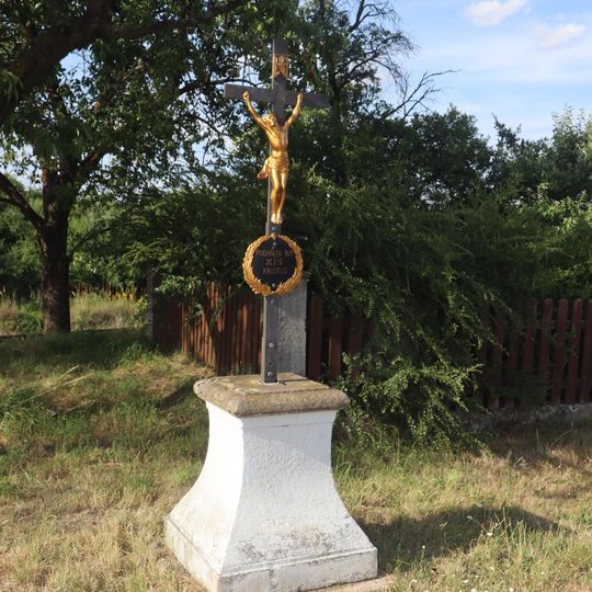 Kříž na Nádražní ulici v Okříškách