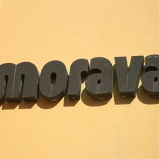 Nápis Morava z měděného plechu na domu textilu, Komenského nám. č. 6