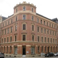 Mietshaus in geschlossener Bebauung in Ecklage Uhlandstraße 23