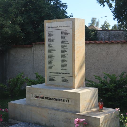 Pomník padlým v druhé světové válce v parku u ulice K Radonicům v Satalicích