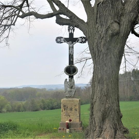 Kříž u domu 87 ve Vinařicích