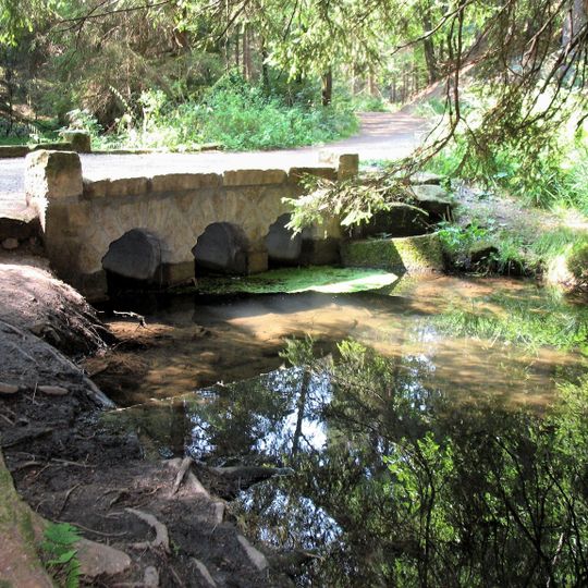 Tříobloukový kamenný most v údolí Jetřichovické Bělé