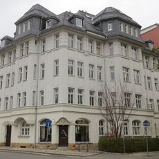 Mietshaus in halboffener Bebauung in Ecklage, mit Vorgarten zur Hauboldstraße Eckstraße 22