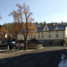 Most přes Podmoráňský potok na návsi v Úholičkách