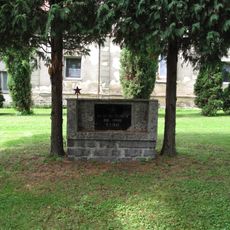 Pomník osvobození na návsi v Černivi