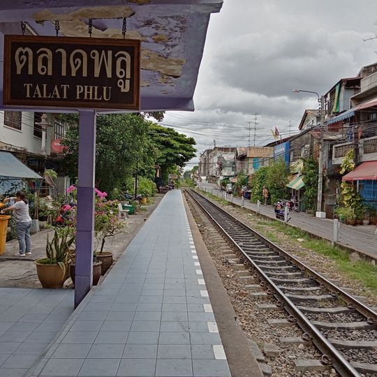 Talat Phlu Station