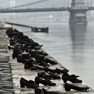Schoenen op de Donaukade