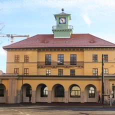 Innsbruck Hauptbahnhof, Uhrturmgebäude