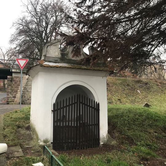 Kaplička na návsi v Domoušicích