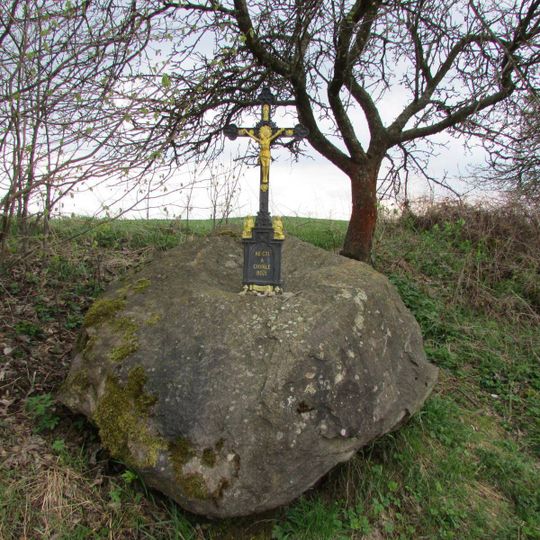 Kříž v kameni u čp.127 v Kojčicích