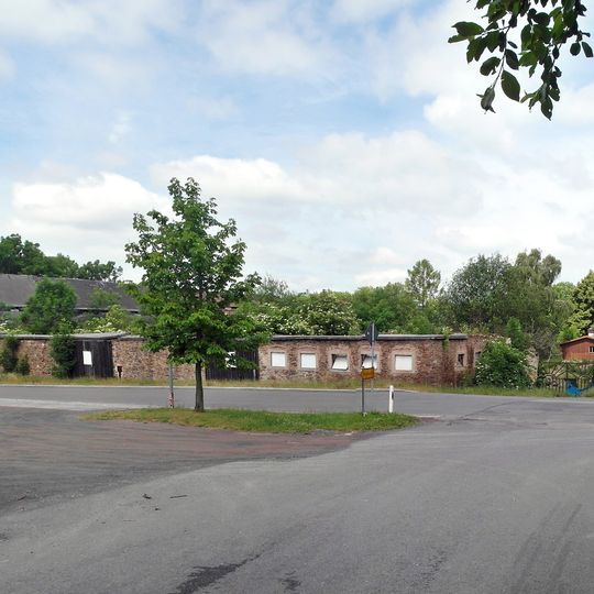 Sachgesamtheit Rittergut Bräunsdorf, später Waisen- und Korrektionsanstalt, mit folgenden Einzeldenkmalen: ehemaliges Rittergut, bestehend aus Kuhstall , Pferde- und Schweinestallgebäude , Scheune , Braue