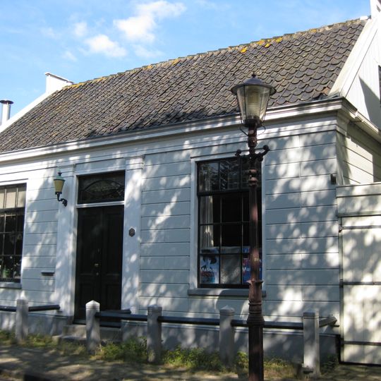 Houten dijkhuis, tuitgevels aan zijkanten