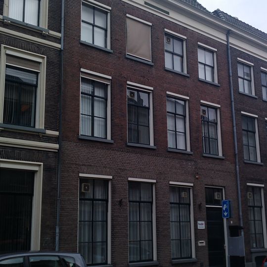Huis met lijstgevel met stucversieringen