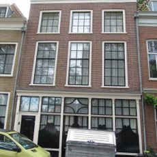 Pand met gepleisterde lijstgevel met empire en 18e-eeuwse ramen