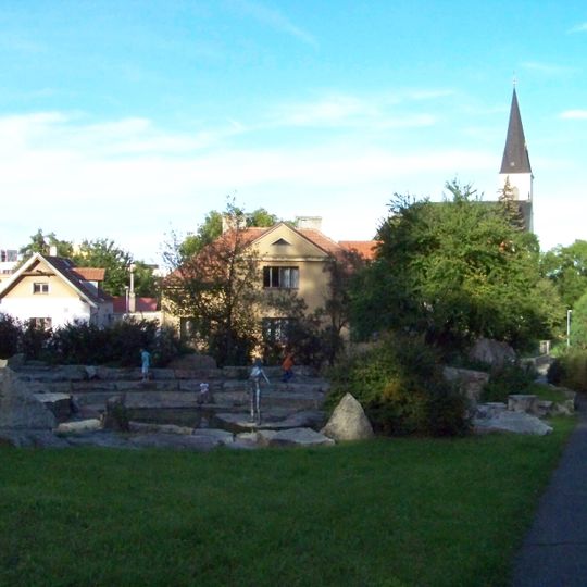 Umělé jezírko s kaskádou v Kovářově ulici ve Stodůlkách