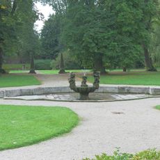 Kašna v dolní zahradě zámku v Ploskovicích