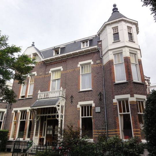 Halfvrijstaande herenhuis met hekwerk en prieel