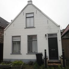 Pandje onder zadeldak tegen gepleisterde puntgevel