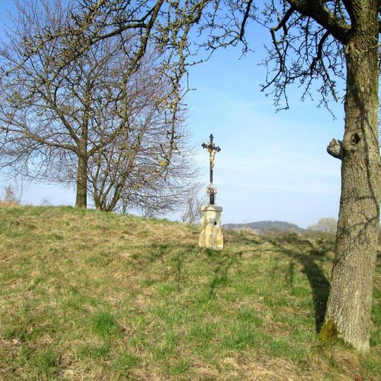 Kříž jižně od kostela u Vidic