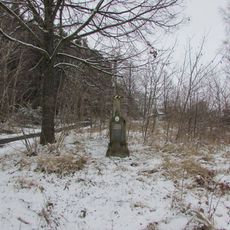 Kříž ve východní části Popelištné před zahradou u čp.26