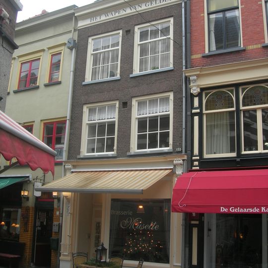 Pand onder schilddak, waarin dakkapel met vleugelstukken en hijsbalk