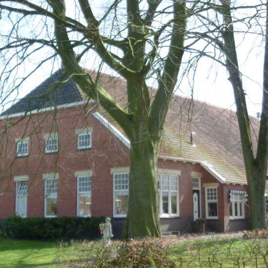 Oldambtster boerderij met links één en rechts twee krimpen