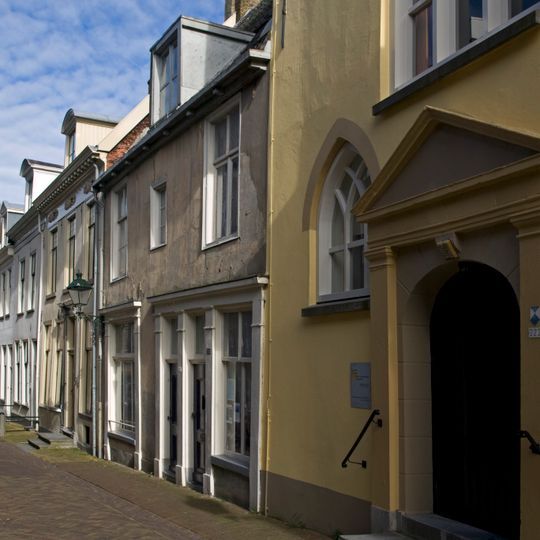 Eenvoudig pand onder dwarskap waarvoor dakkapel met hijsbalk