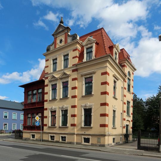 Wohnhaus in offener Bebauung mit Einfriedung Oststraße 6