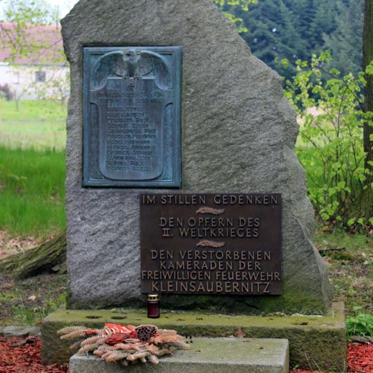 Denkmal für die Gefallenen des Ersten Weltkrieges mit Ehrenhain Am Ehrenhain