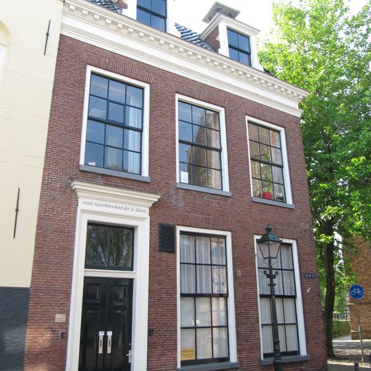 Pand met verdieping onder zadeldak met voorschild