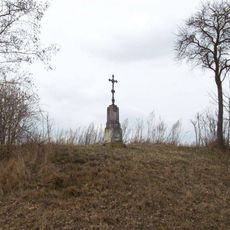 Kříž severně od Tatiné na svahu