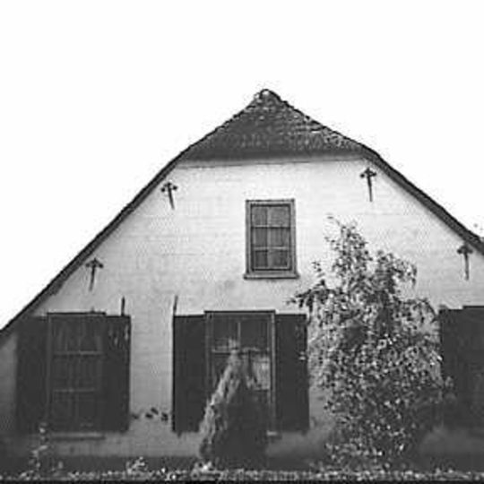 Boerderij, gepleisterd langhuis met fraaie muurankers