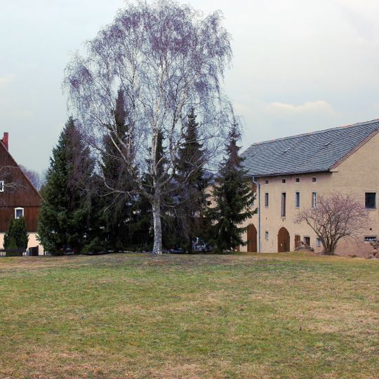 Wohnstallhaus und östliche Einfriedungsmauer eines Bauernhofes sowie Betkreuz Paßditz 1