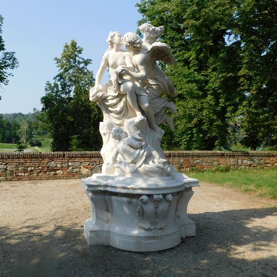 Sousoší Polibek Amora a Psyché v zámeckém parku ve Slavkově