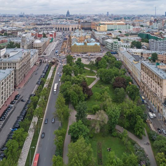 Park at Kitay-Gorod metro station
