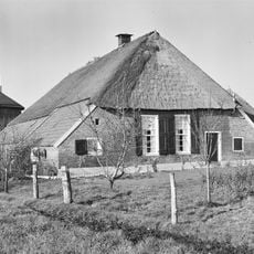 Boerderij onder met riet en pannen gedekt afgewolfd zadeldak
