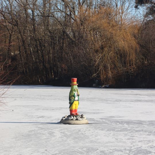 Socha vodníka na Horním rybníku v Petrůvkách