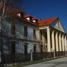 Kaštieľ a park, kaštieľ