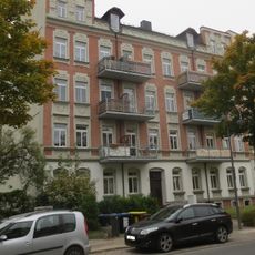Mietshaus in halboffener Bebauung mit Vorgarten Weststraße 97