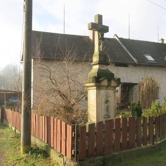 Kříž v zahradě u Labské stezky v Brodu nad Labem