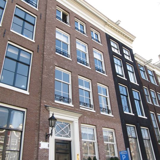 Huis met gevel onder rechte lijst