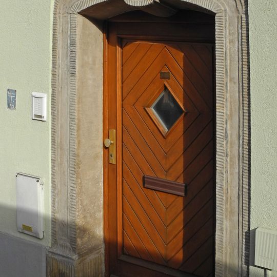 Portal des Wohnhauses Dresdner Straße 21