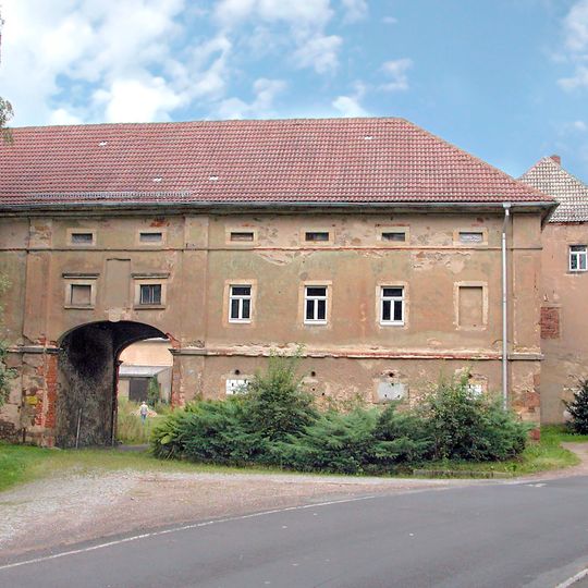 Herrenhaus, Seitengebäude und Torhaus des ehem. Rittergutes mit Resten des Gutsparkes An der kleinen Jahna 27
