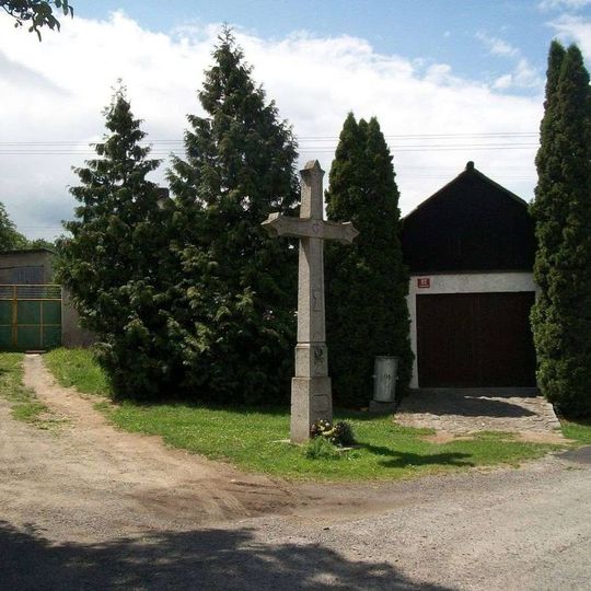 Kříž v Kozárovicích u křižovatky