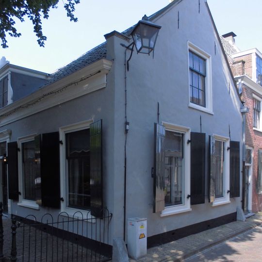 Pand met lijstgevel, baksteen, met dodekop beschilderd